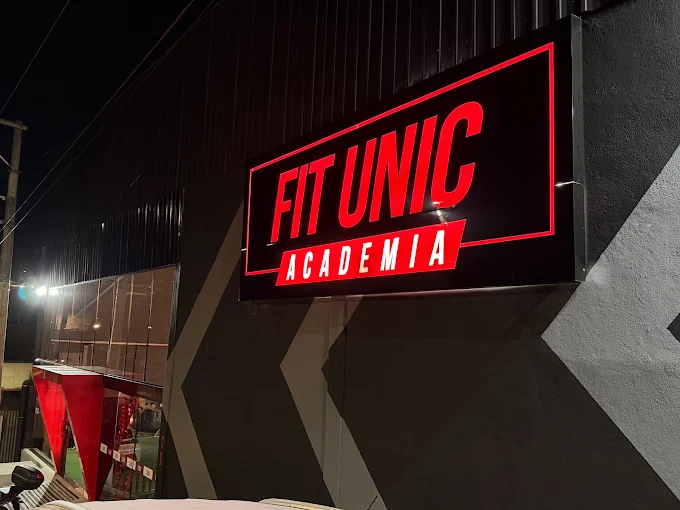 Fachada da Academia Fit Unic com letreiro iluminado